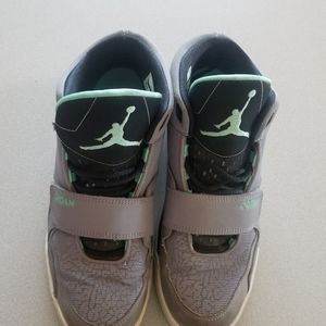 Mens Jordan shoes size 9.5 US